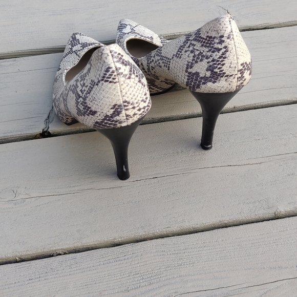 Sexy faux snakeskin, cream and grey Alfred Sung pumps, size 9 - Picture 2 of 4
